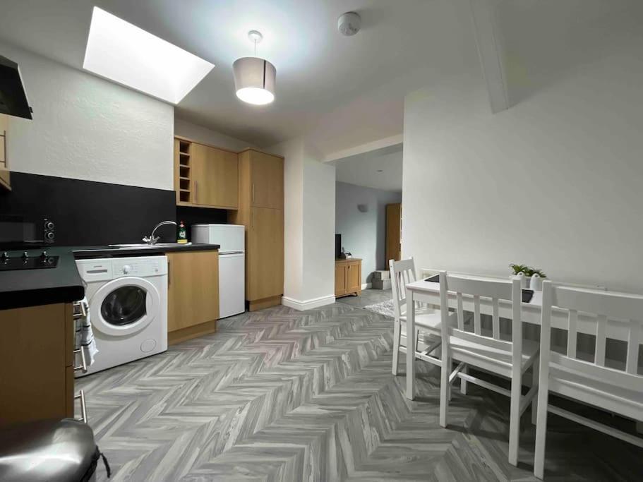 Modern 2 Bedroom Flat In Town Centre Aberystwyth Exterior photo