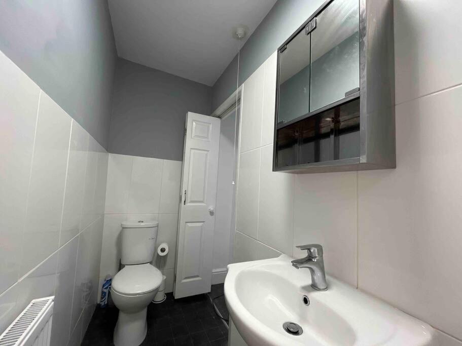 Modern 2 Bedroom Flat In Town Centre Aberystwyth Exterior photo